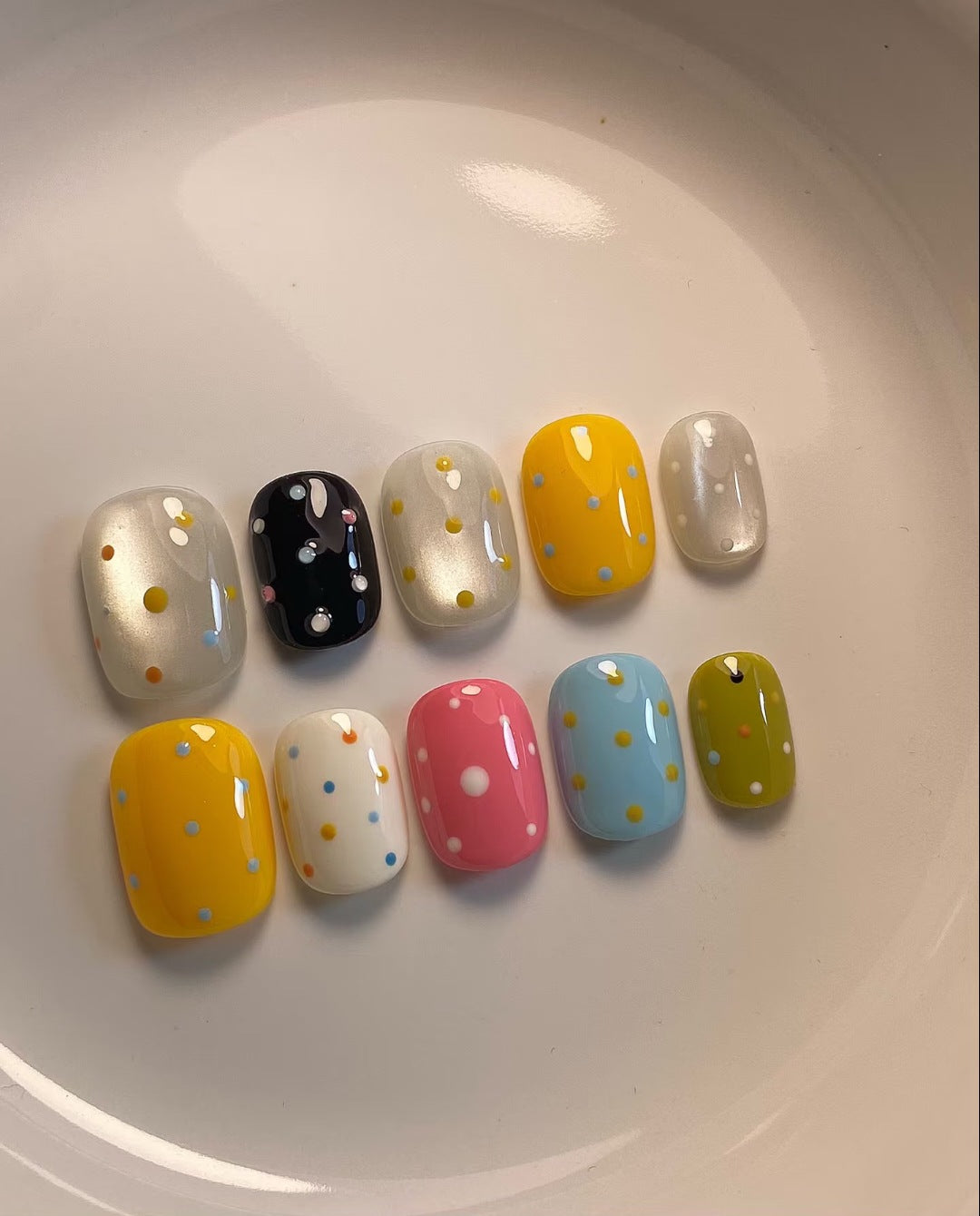 Dekorativer Punktmuster Presse-On Nagelset