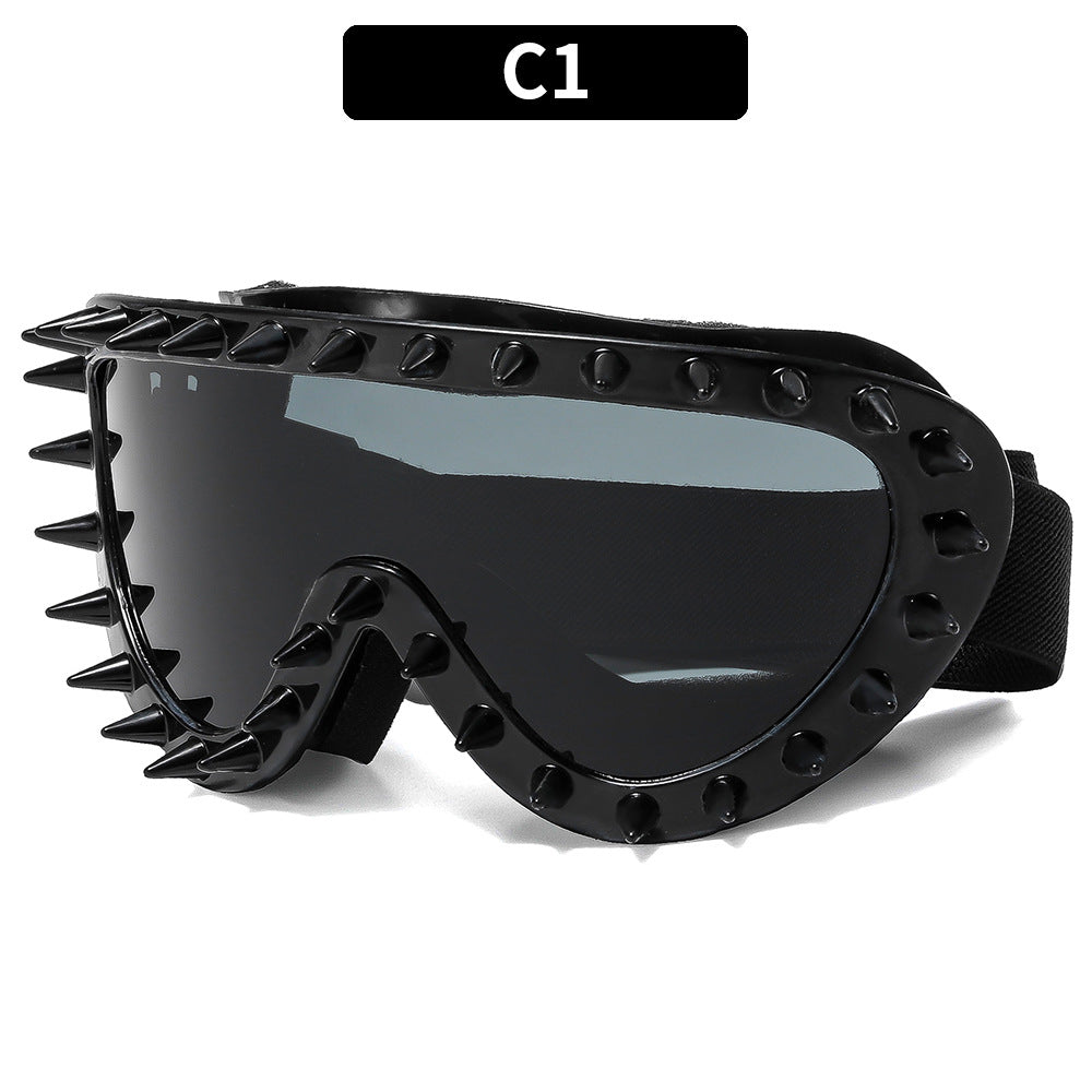 Stylische genadelte Schutzbrille