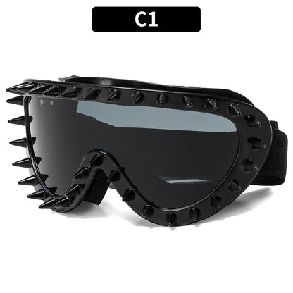 Stylische genadelte Schutzbrille