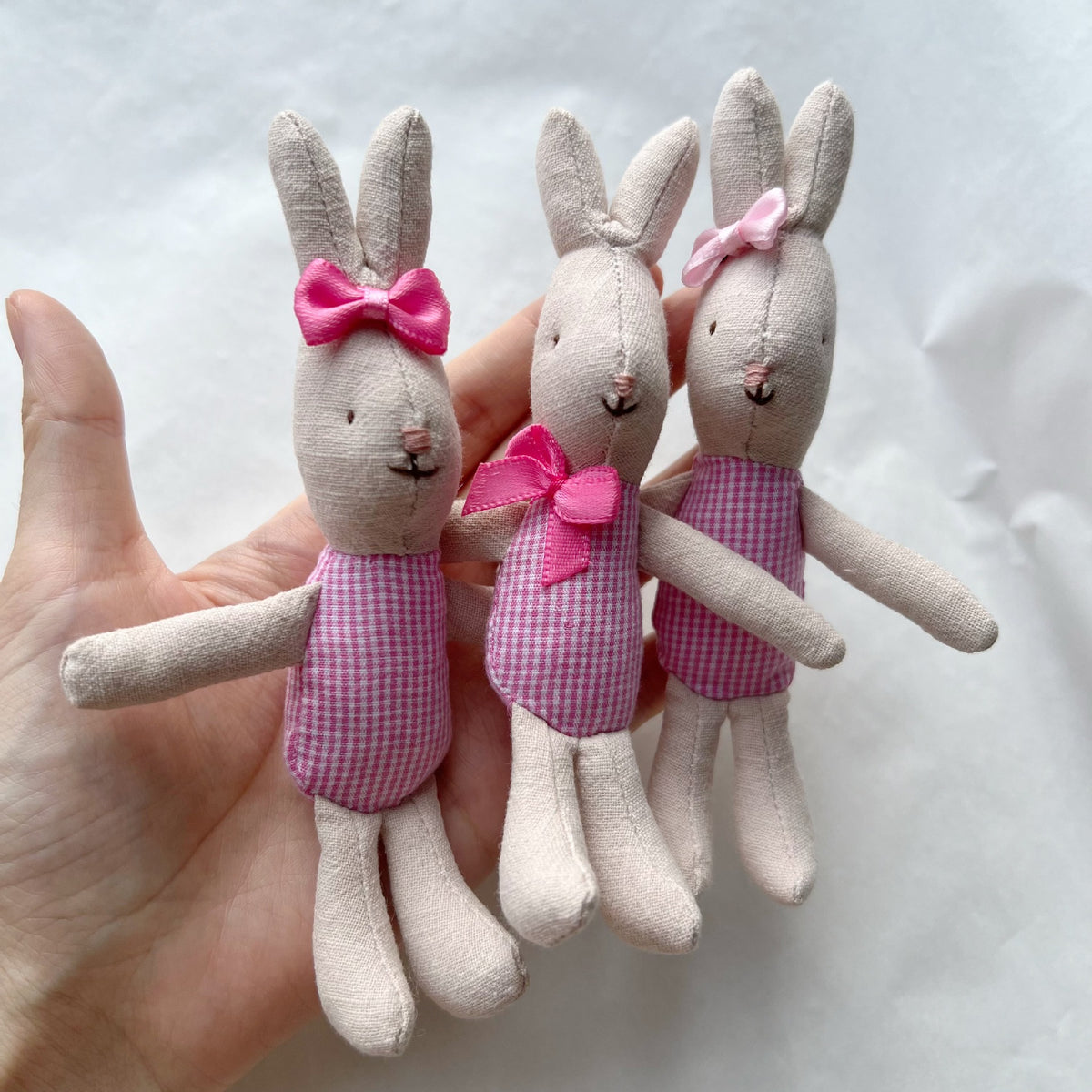 Handgemachte Leinen-Hase-Kuschelpuppe mit Karomuster-Outfit