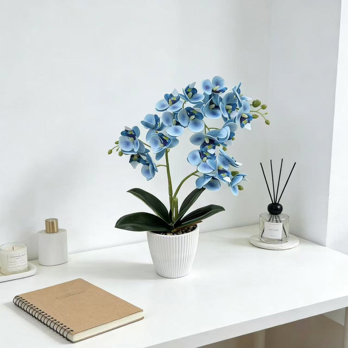 Lebensechte Orchideen Blumengesteck