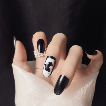 Künstlerisches Press-On Nagelset mit floralen und abstrakten Designs