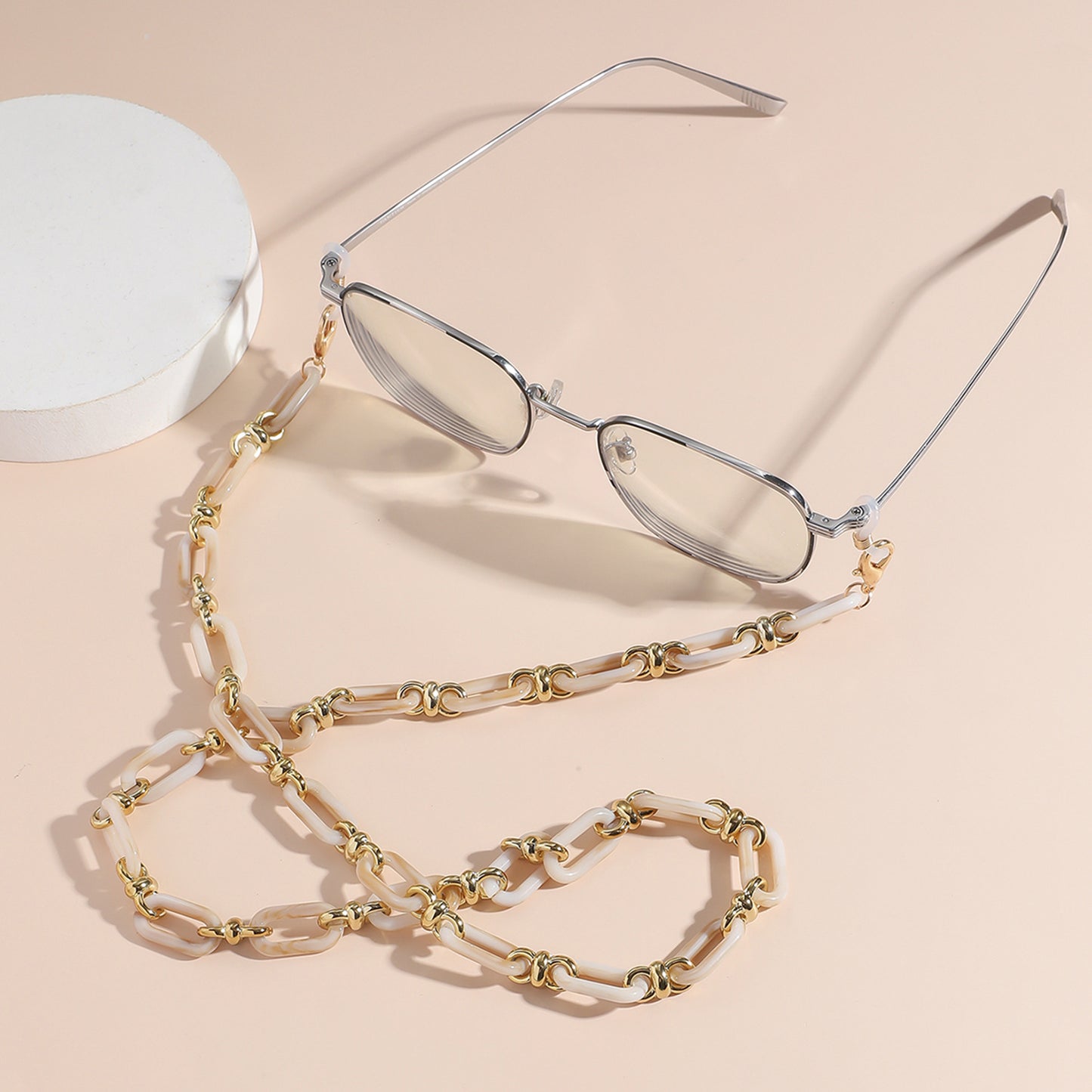 Modische Sonnenbrille mit Kettenanhänger Brehn