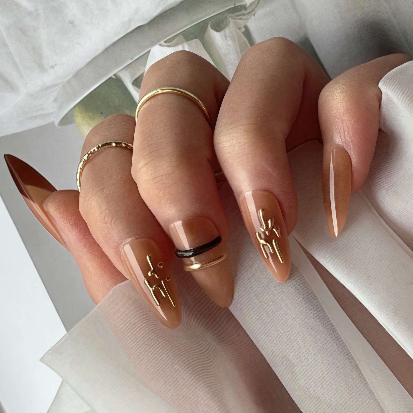Elegante Ombre Press-On Nagelspitzen mit metallischen Akzenten Brehn