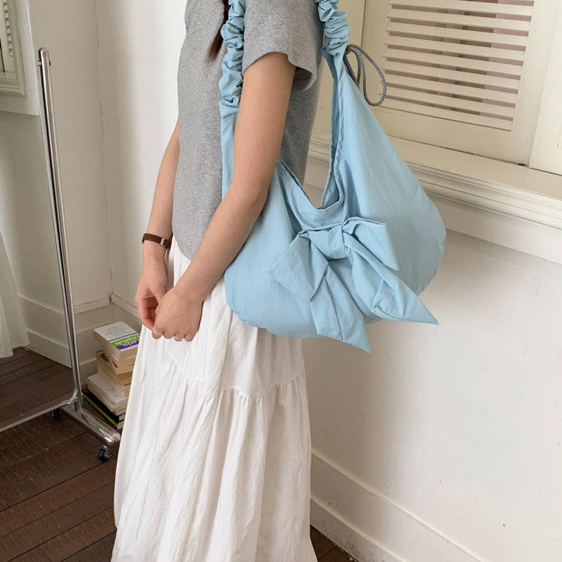 Schultertasche mit Schleifenverzierung