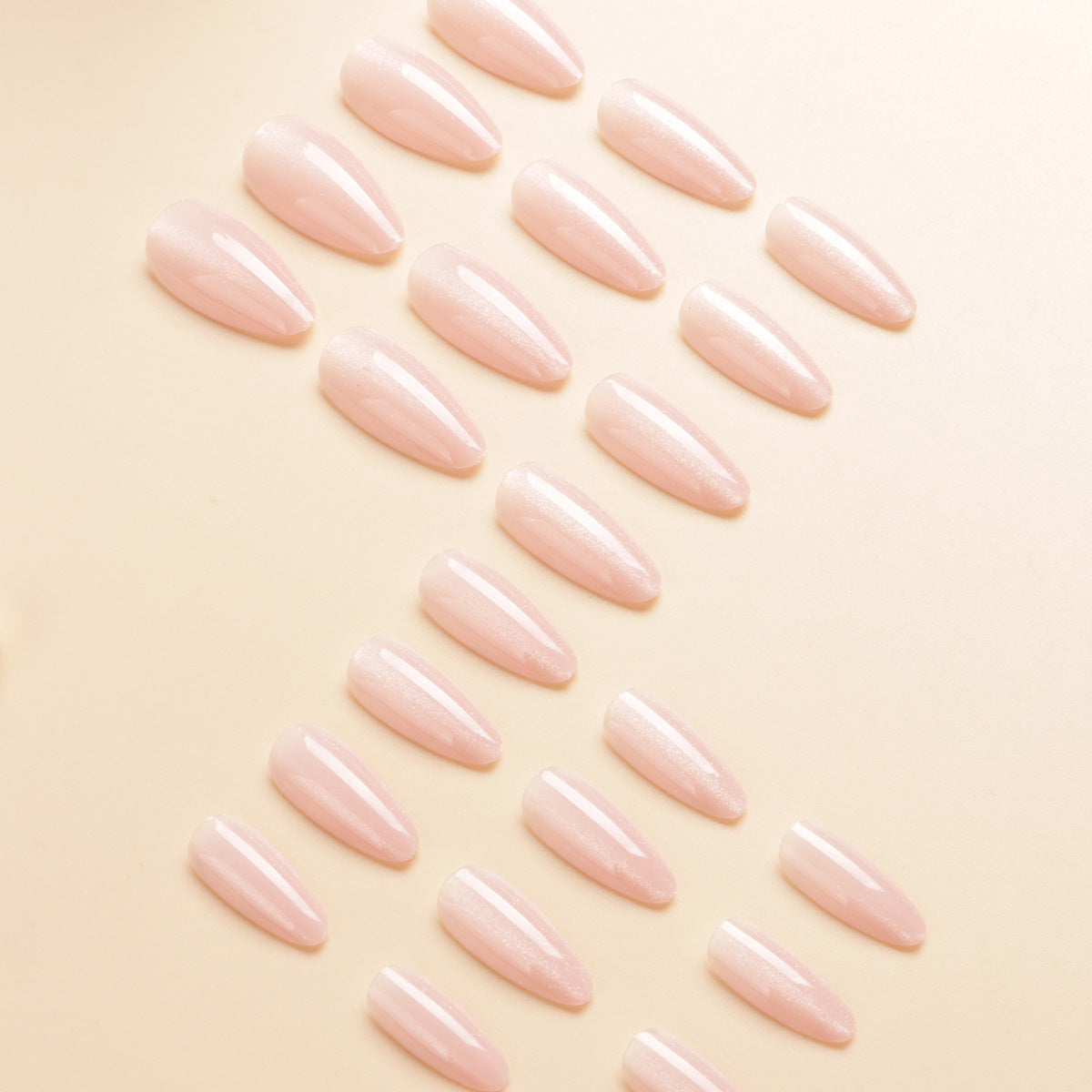 Glänzende Stiletto Press-On-Nagelverlängerungen Brehn
