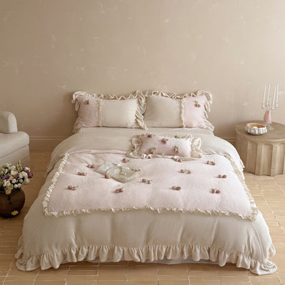 Rüschendes Baumwoll-Satin Bettbezug-Set mit Applikationen aus Filz-Kirschen