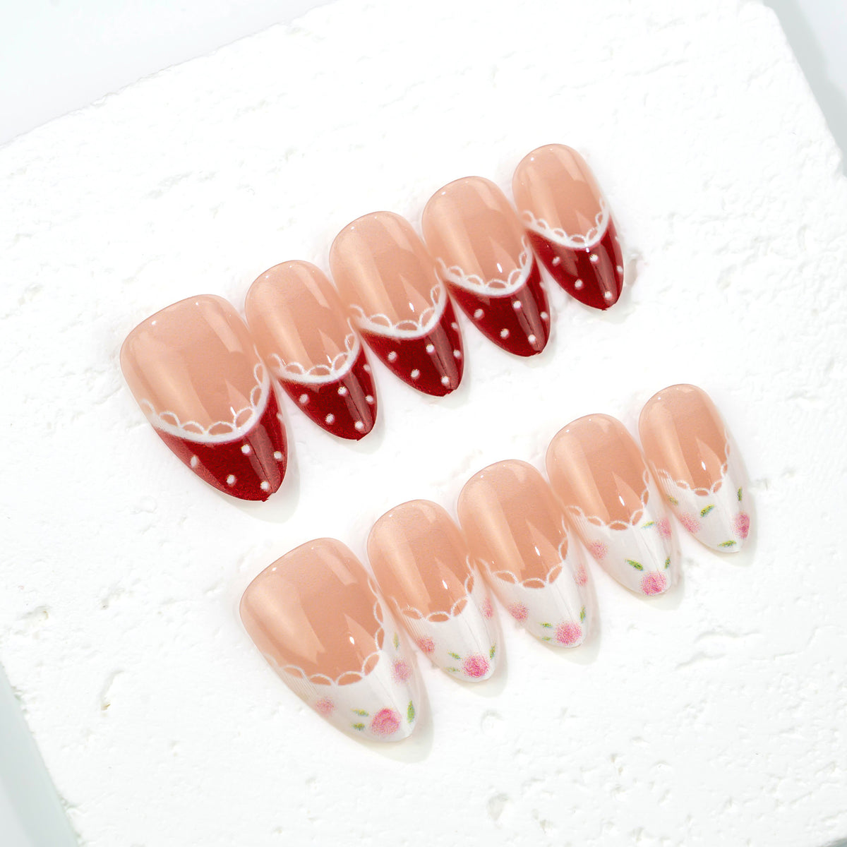 Künstlerische Press-On Nagelset mit Vintage-Blumen- und Punktedesign Brehn