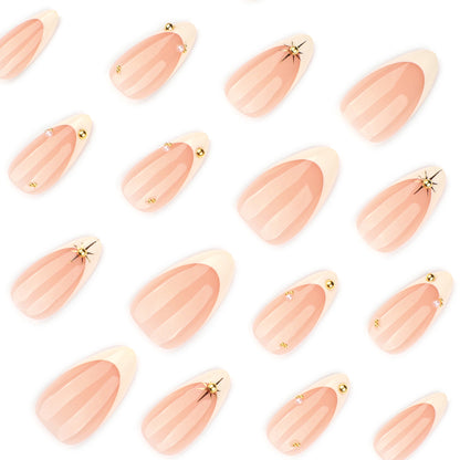 Kunstvolle French-Tipp Nagelkunst mit Glitzer und eleganten Verzierungen Brehn