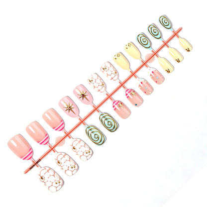 Kunstnagelset mit kreativen Designs und funkelnden Verzierungen Brehn
