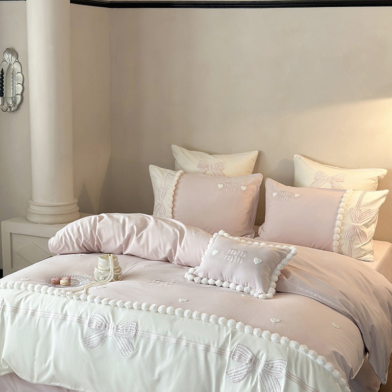 Satin-Bettgarnitur mit feinem Mini-Muster, Stickmedaillons und Zierborte