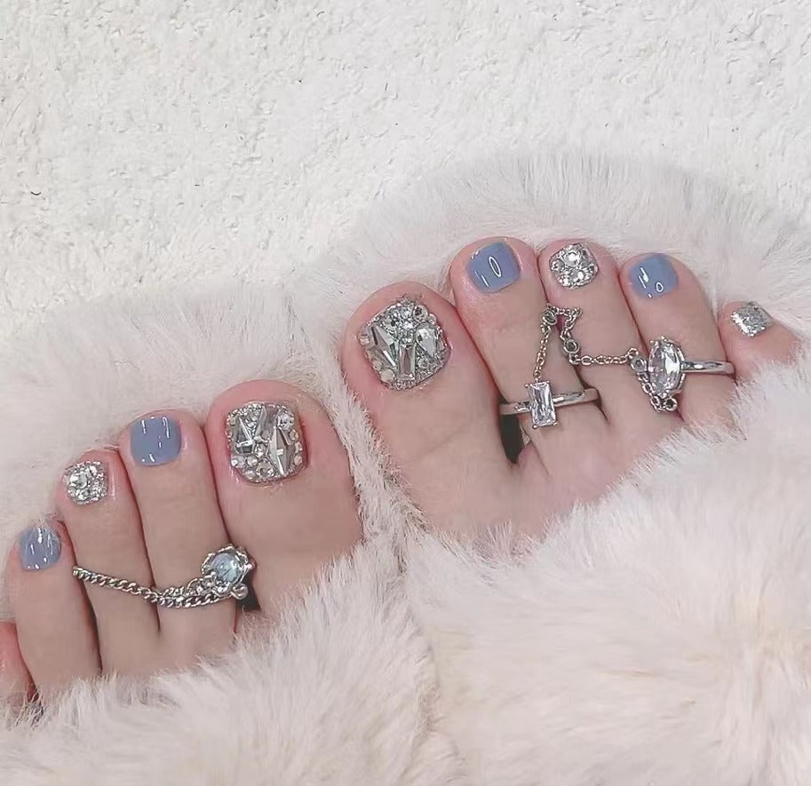 Kunstvolle Fußnagelkunst mit Strass- und Glitzerelementen Brehn