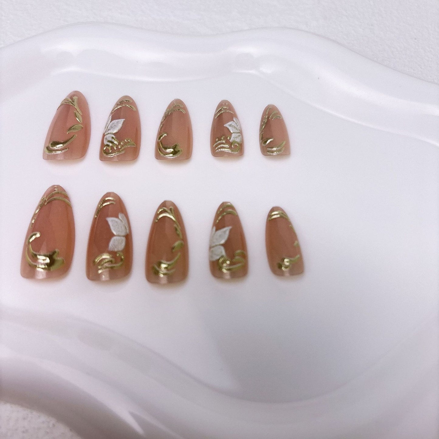 Elegante Kunstnägel mit Marmor- und Goldakzenten Brehn