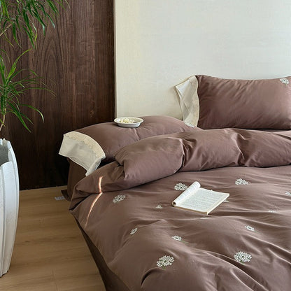 Besticktes Bettwäscheset aus Baumwollsatin mit dezenten Streublüten-Stickereien