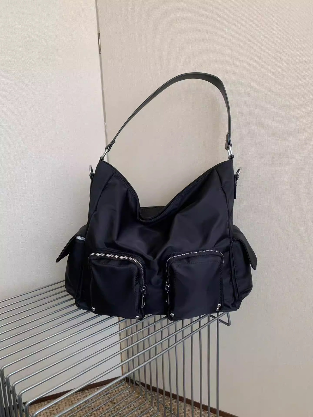 Multi-Pocket Utility Schultertasche