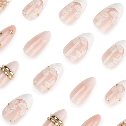 Kunstvolle Nagelkunst mit floralen und strassverzierten Akzenten Brehn
