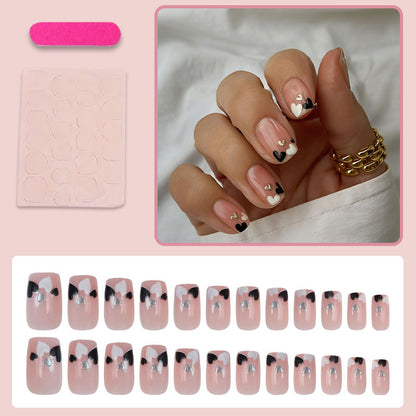 Kreatives Kunstnagelset mit romantischen Herzdesigns Brehn