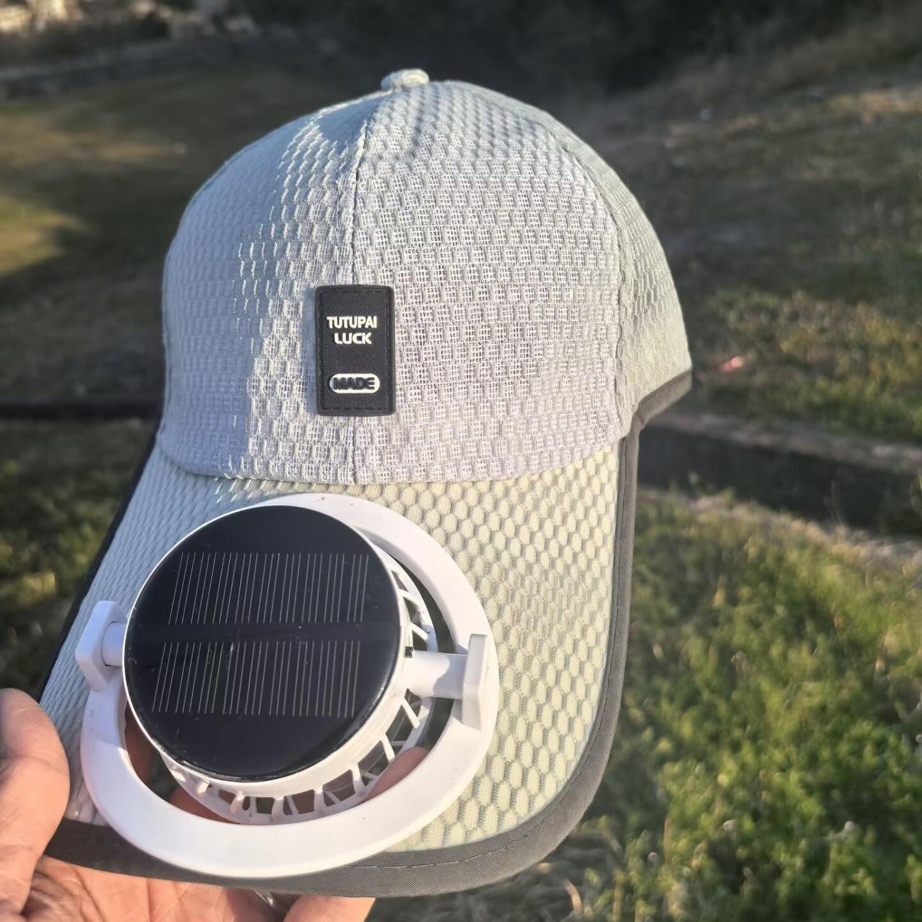 Solarbetriebene Baseballmütze mit abnehmbarem Solarventilator und atmungsaktivem Wabenstoff Brehn