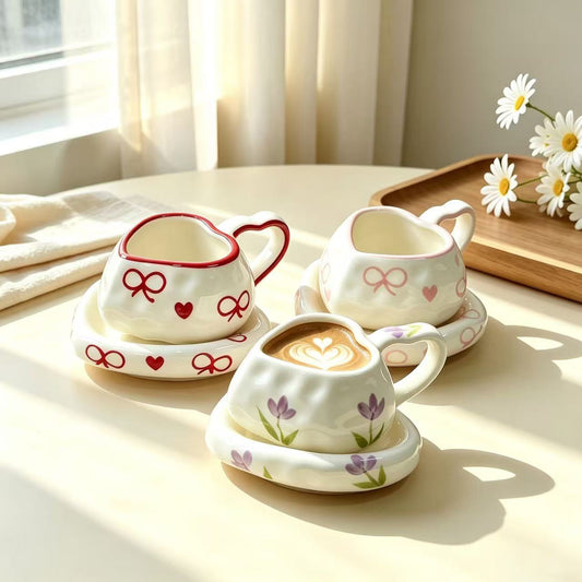 Herzförmiges Keramik-Tassen-Set mit Untertasse
