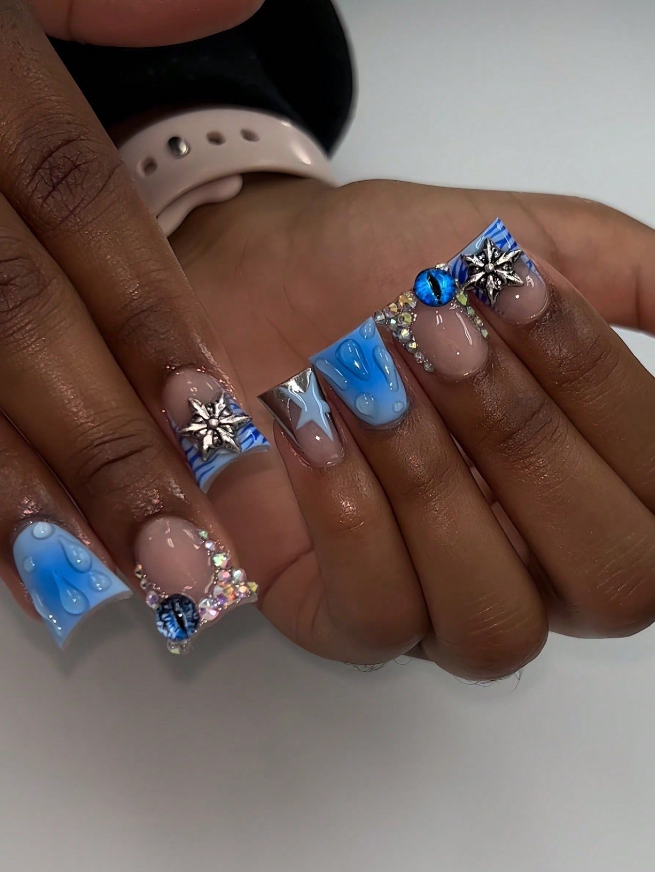Künstlerische Acrylnagelverzierungen mit Edelsteinakzenten Brehn