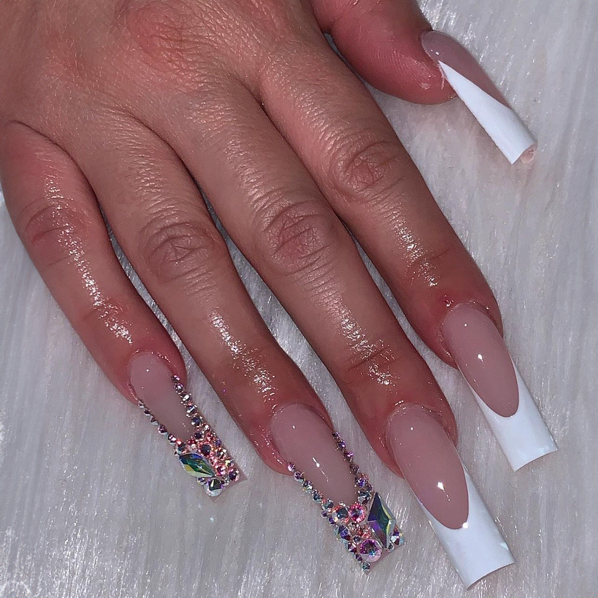 Kunstnagelset mit glamourösen Strassdetails Brehn