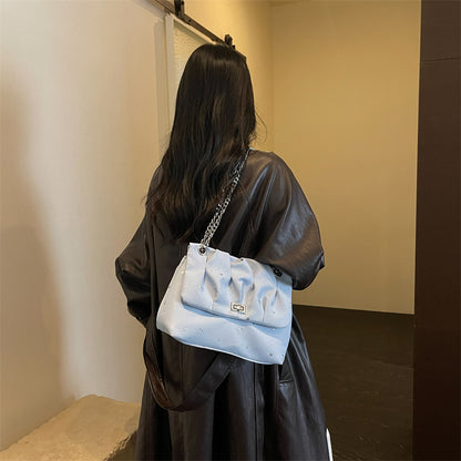Stylische Handtasche mit Kettenakzenten