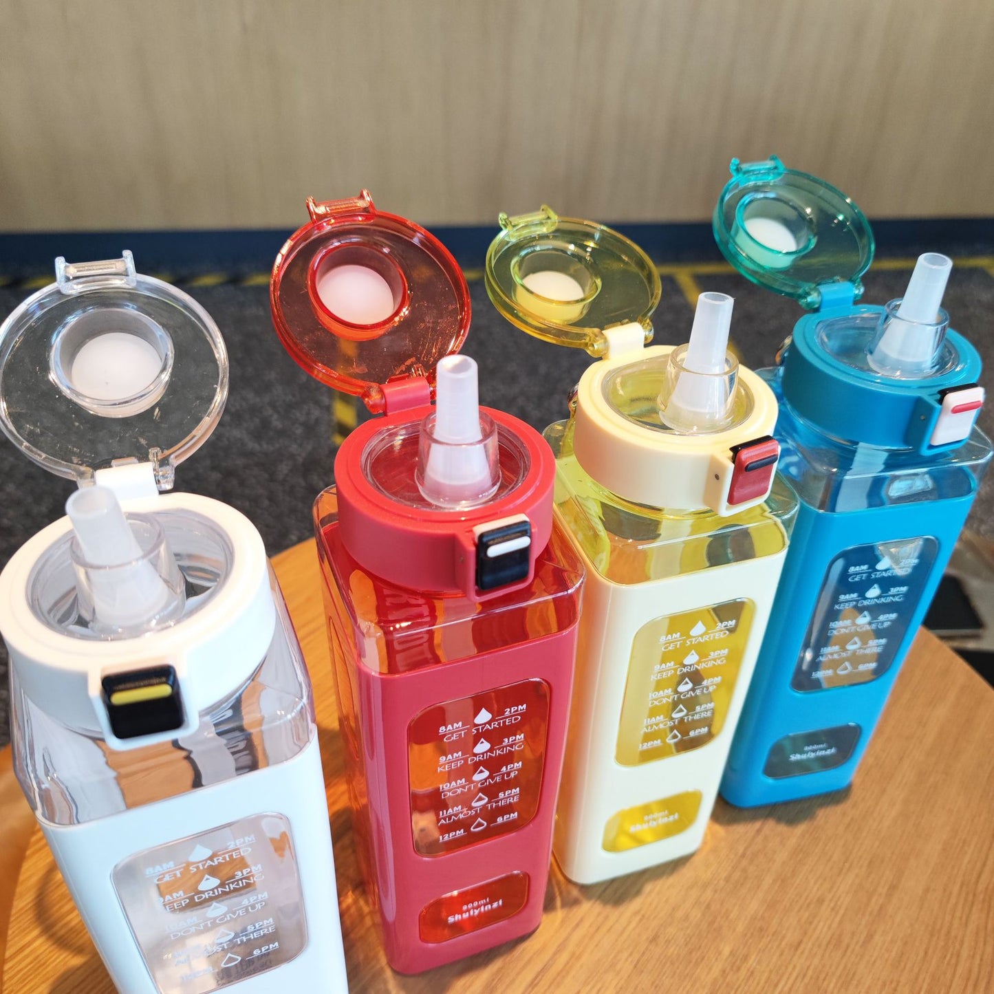 Damen Trinkflasche mit integrierter Zeitmarkierung und Strohhalm Brehn