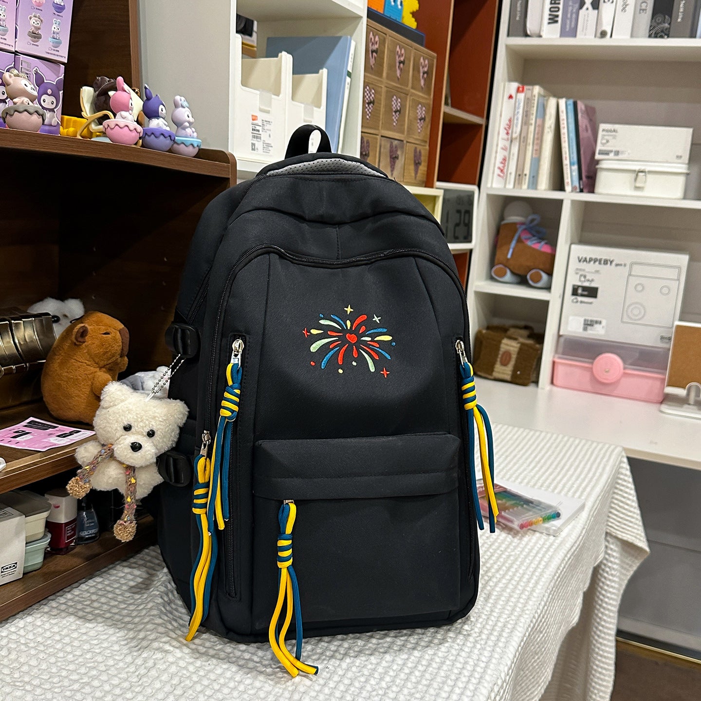 Rucksack mit Bunten Verzierungen und Innovativen Fächern Brehn