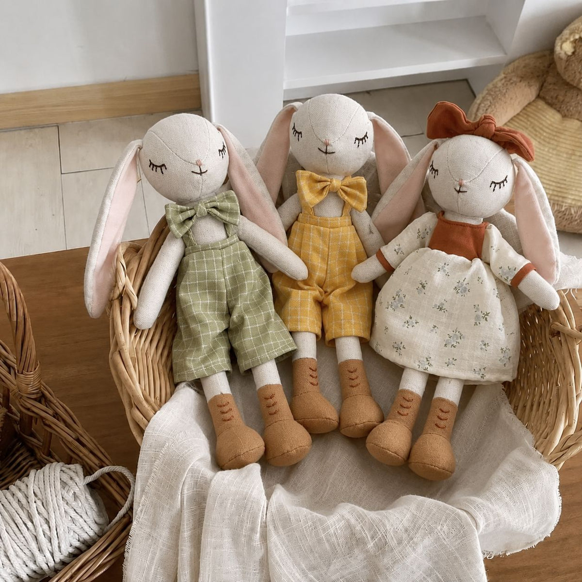 Erbstück-Stil Schlappohr Häschen Puppe mit geschichteter Leinenkleid