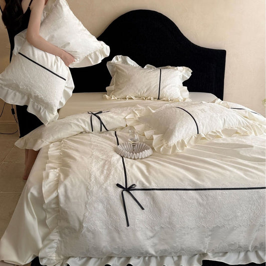 Luxuriöses Rüschen-Bettwäsche-Set mit Jacquard-Struktur, Spitzenkante und kontrastierender Paspel