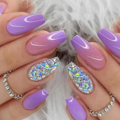 Kunstvolle Nagelverlängerungen mit Glitzer-Design Brehn