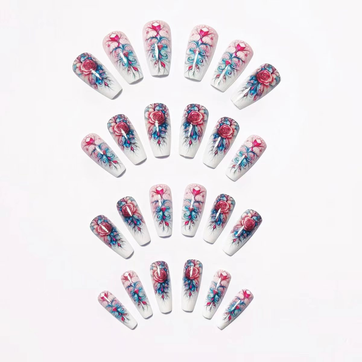 Kunstnägel mit Elegantem Rosenmotiv und Glitzerakzenten Brehn