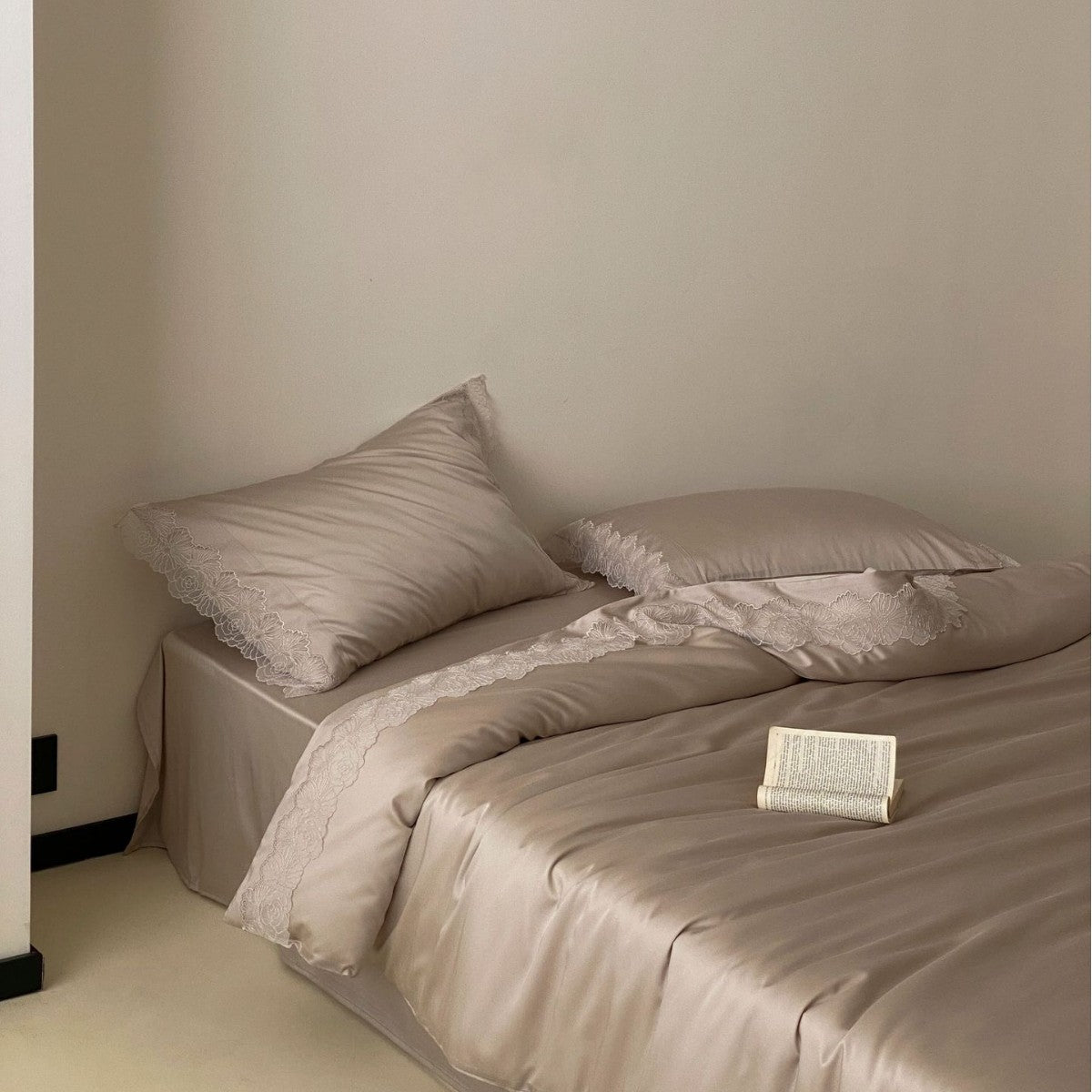 Luxuriöses Satin-Bettbezug-Set mit spitzenbesatz