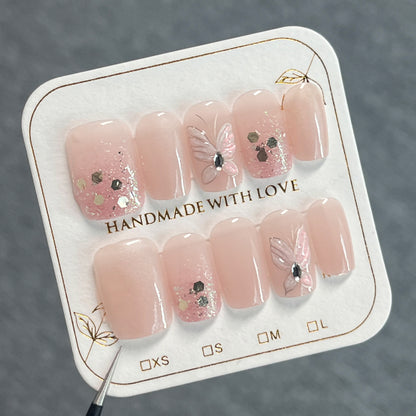 Kunstvolle Nagelkunst mit Schmetterlingsmotiven und Glitzerakzenten Brehn