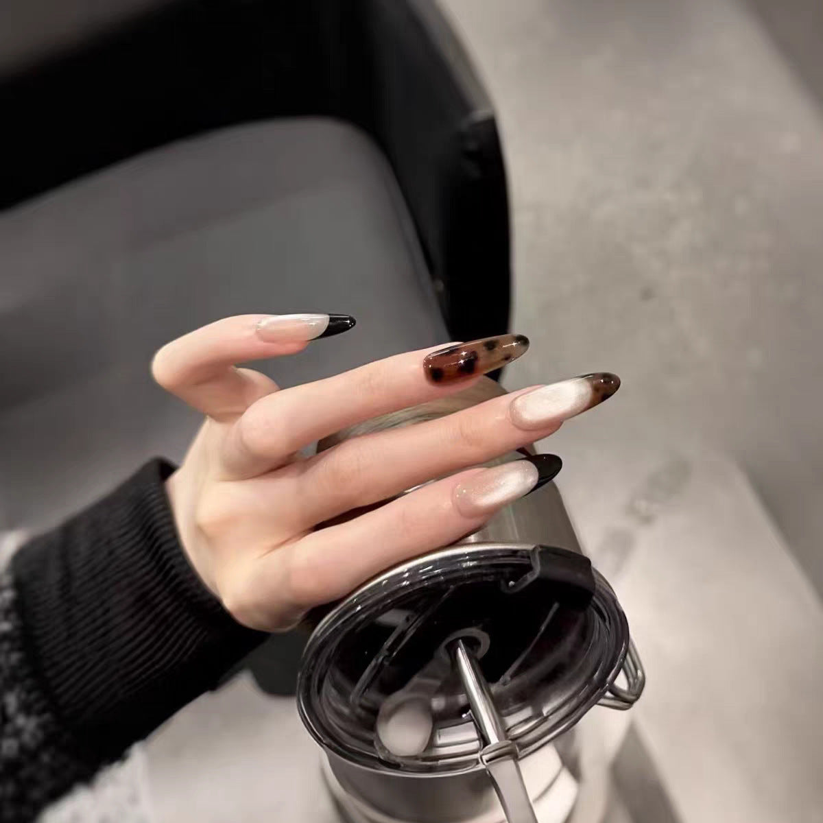 Künstlerisches Press-On-Nagelset mit eleganten Blumen- und Edelsteinakzenten Brehn