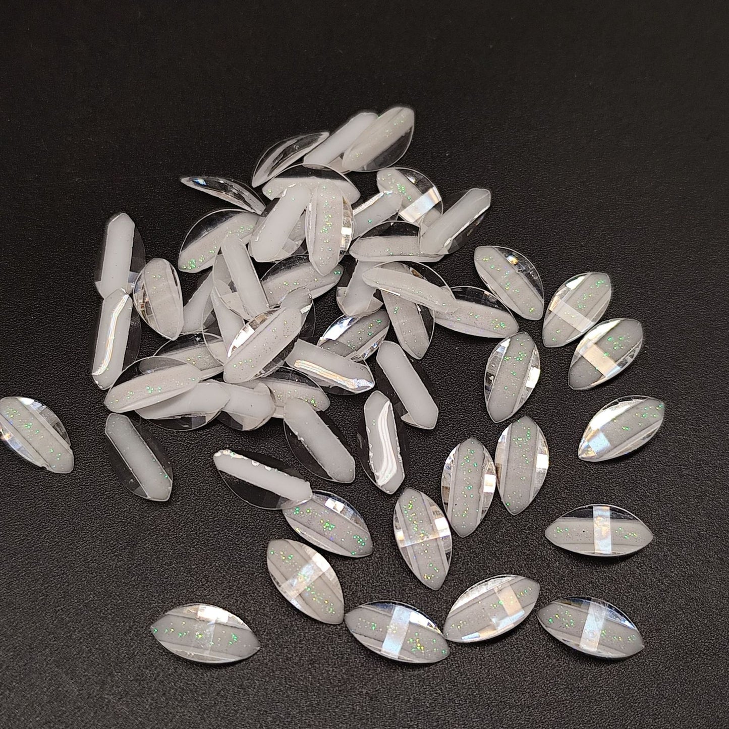 Dekorative Glitzersteine Brehn