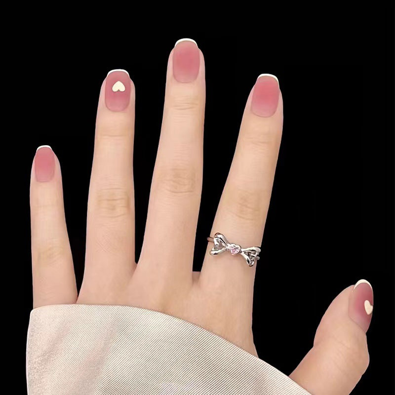Kreative Nageldesigns mit Herzakzent Brehn