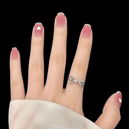 Kreative Nageldesigns mit Herzakzent Brehn