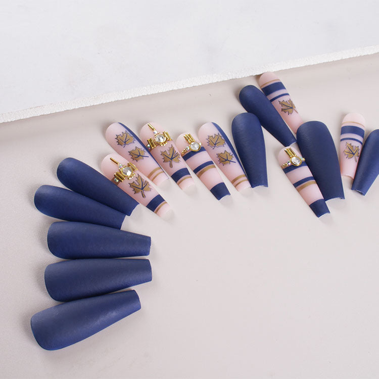 Kunstnagelset mit elegantem Laubdesign und mattem Finish Brehn