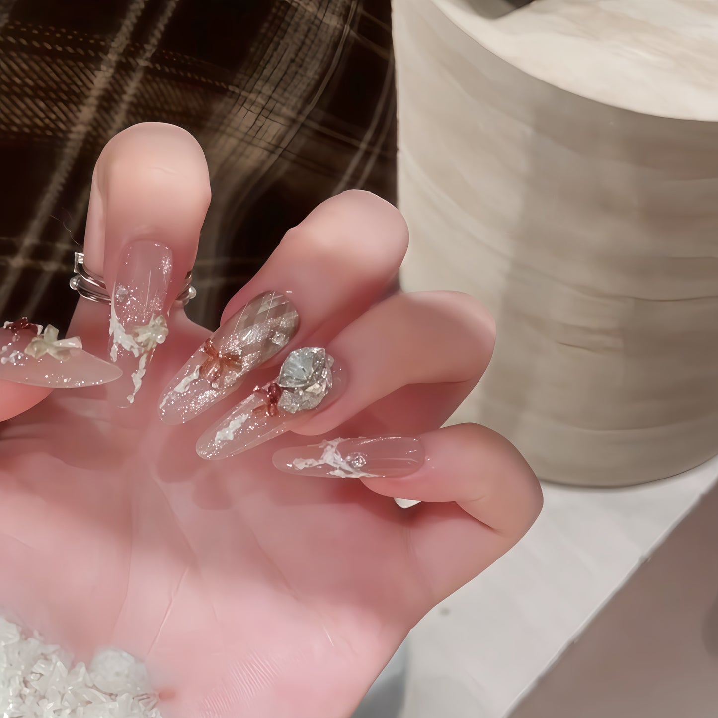 Künstliche Nagelspitzen mit Eleganten Glitzerdetails Brehn