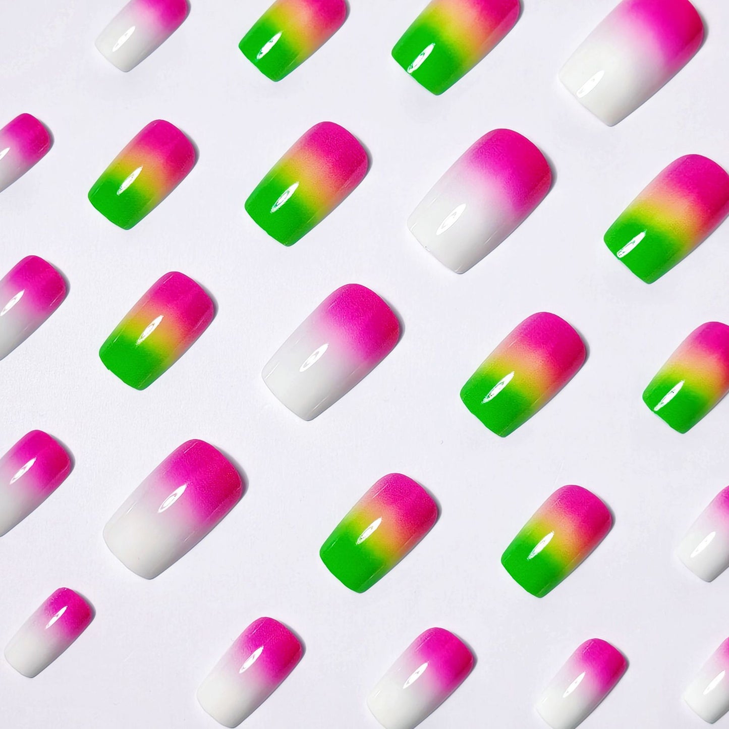 Kreative Gel-Nägel mit Neon-Farbverlauf Brehn