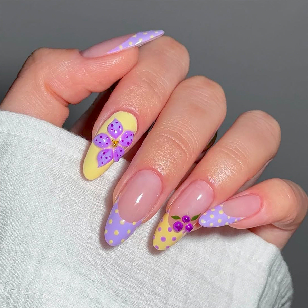 Künstliche Fingernägel mit Floralem Design und Glitzerakzenten Brehn