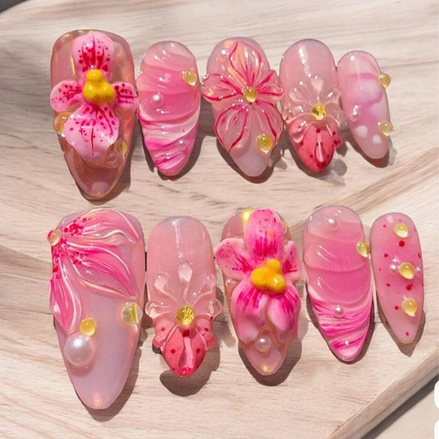 Kunstnagelset mit floralen Designs und funkelnden Akzenten Brehn
