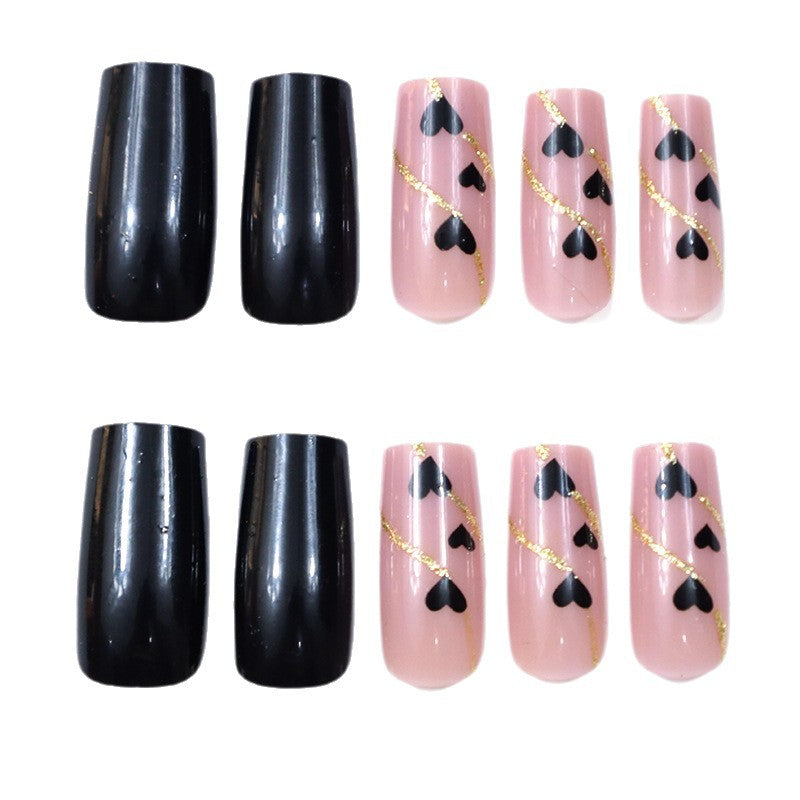 Herz-dekorierte Nagelkunst Brehn