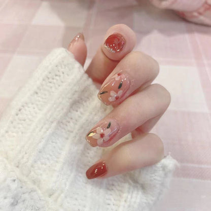 Kunstvolle Nagelkunst mit floralen Motiven und Glitzerakzenten Brehn