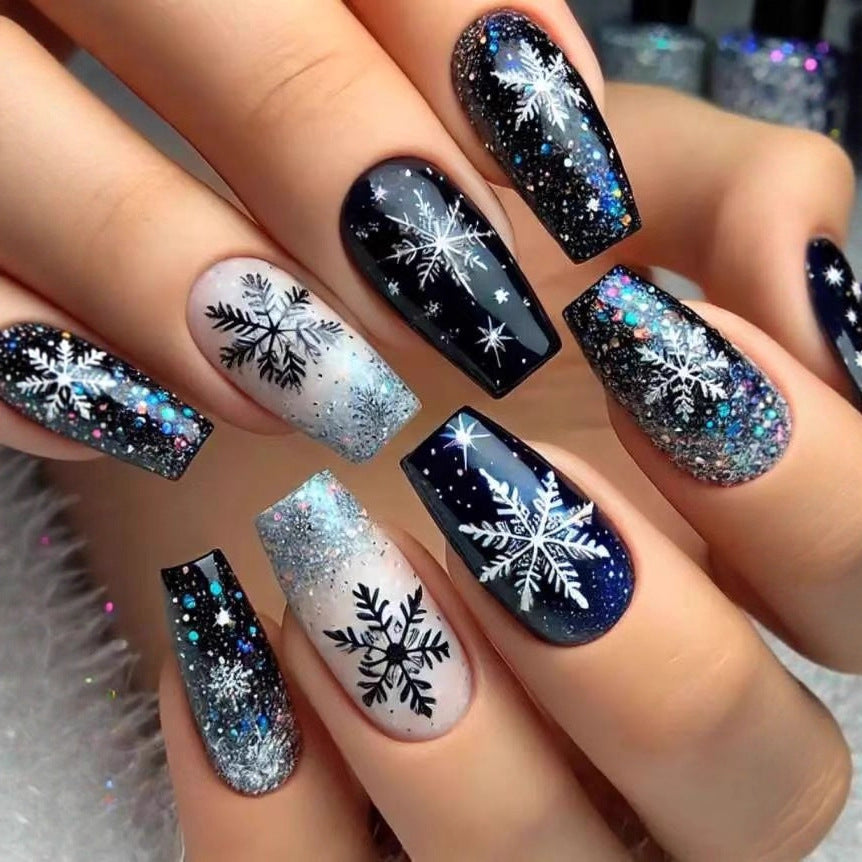 Kunstnagelset mit funkelnden Schneeflocken und Glitzerakzenten Brehn