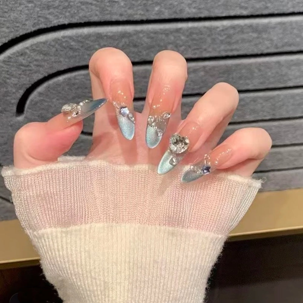 Künstlerisches Press-On Nail Set mit einzigartigen Designs Brehn