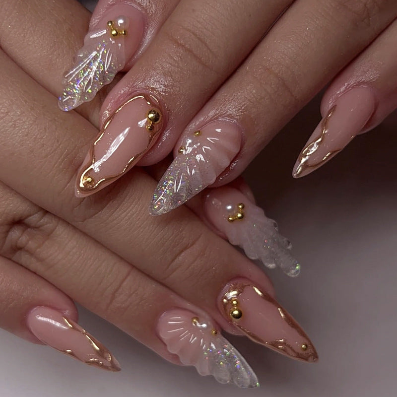 Kunstvolle Stiletto-Nägel mit elegantem Goldverzierungs-Design Brehn