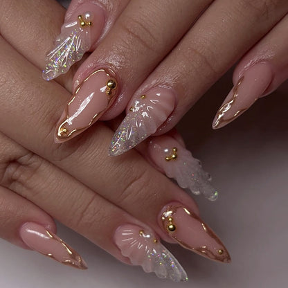 Kunstvolle Stiletto-Nägel mit elegantem Goldverzierungs-Design Brehn