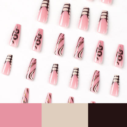 Kunstvolle Nagelkunst mit Schlangenmotiv und Metallic-Elementen Brehn